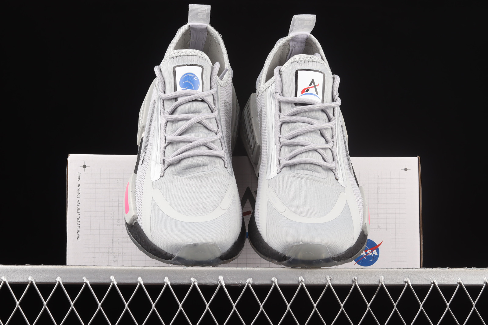 NASA x Adidas NMD R1 Spectoo J Grey Core Black Screaming Pink FY9044 -  Sepsale - Adidas Sneaker NMD R1 Triple White Größe 40 Boost Weiß Original