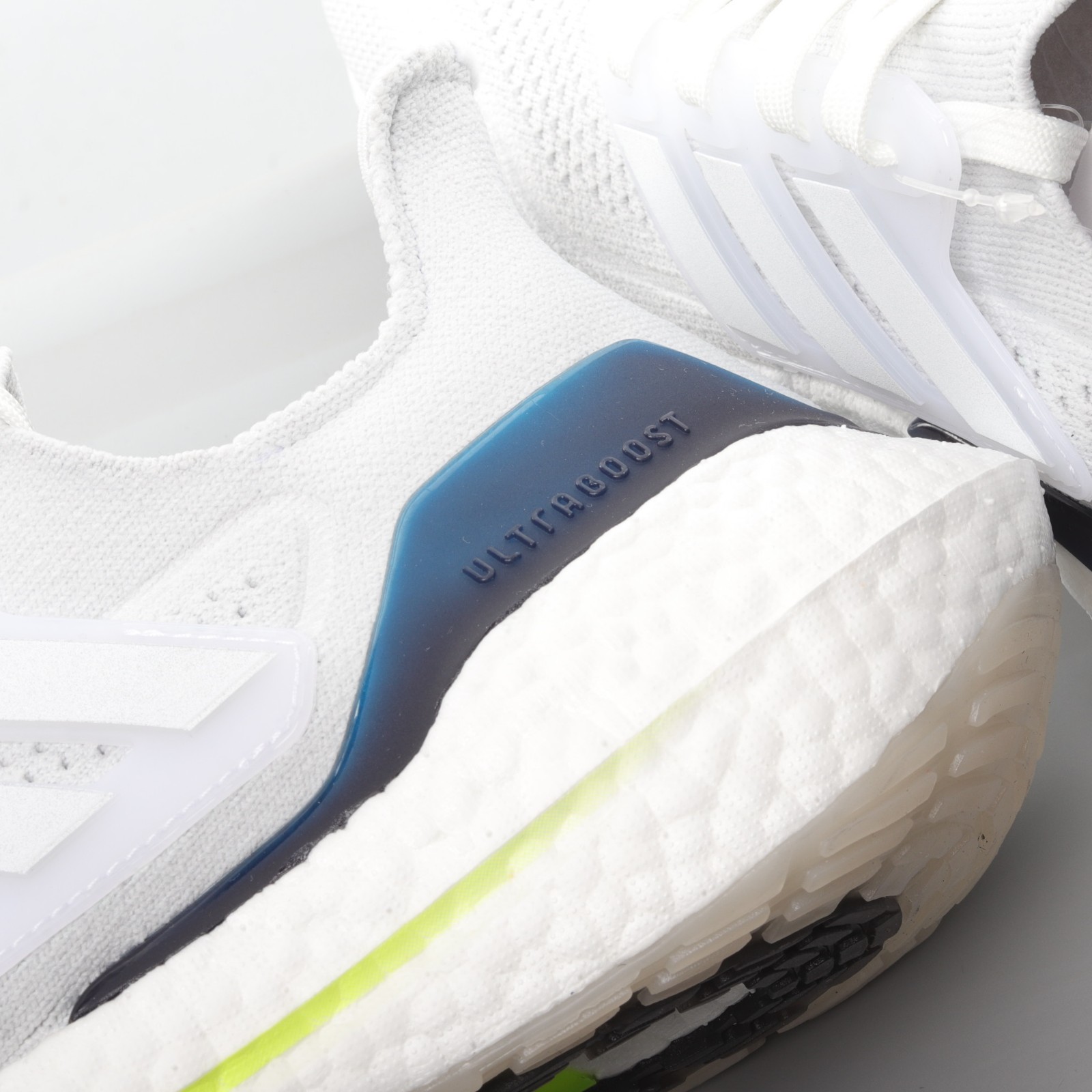 Adidas poursuit le dépoussiérage de son catalogue - Sepsale Adidas Ultra Boost 21 Crystal White Solar FY0371