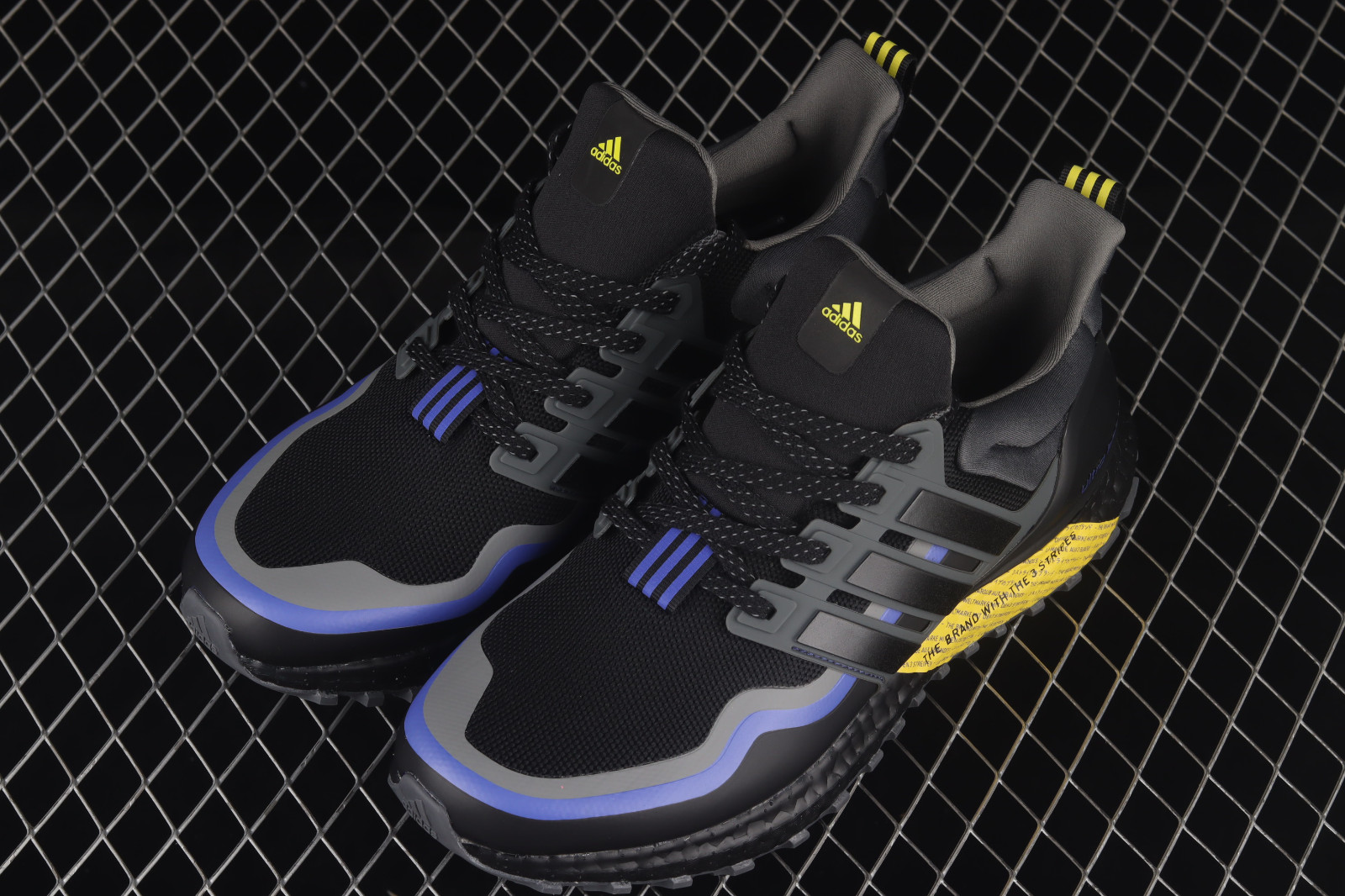 Ultra boost 2025 black yellow