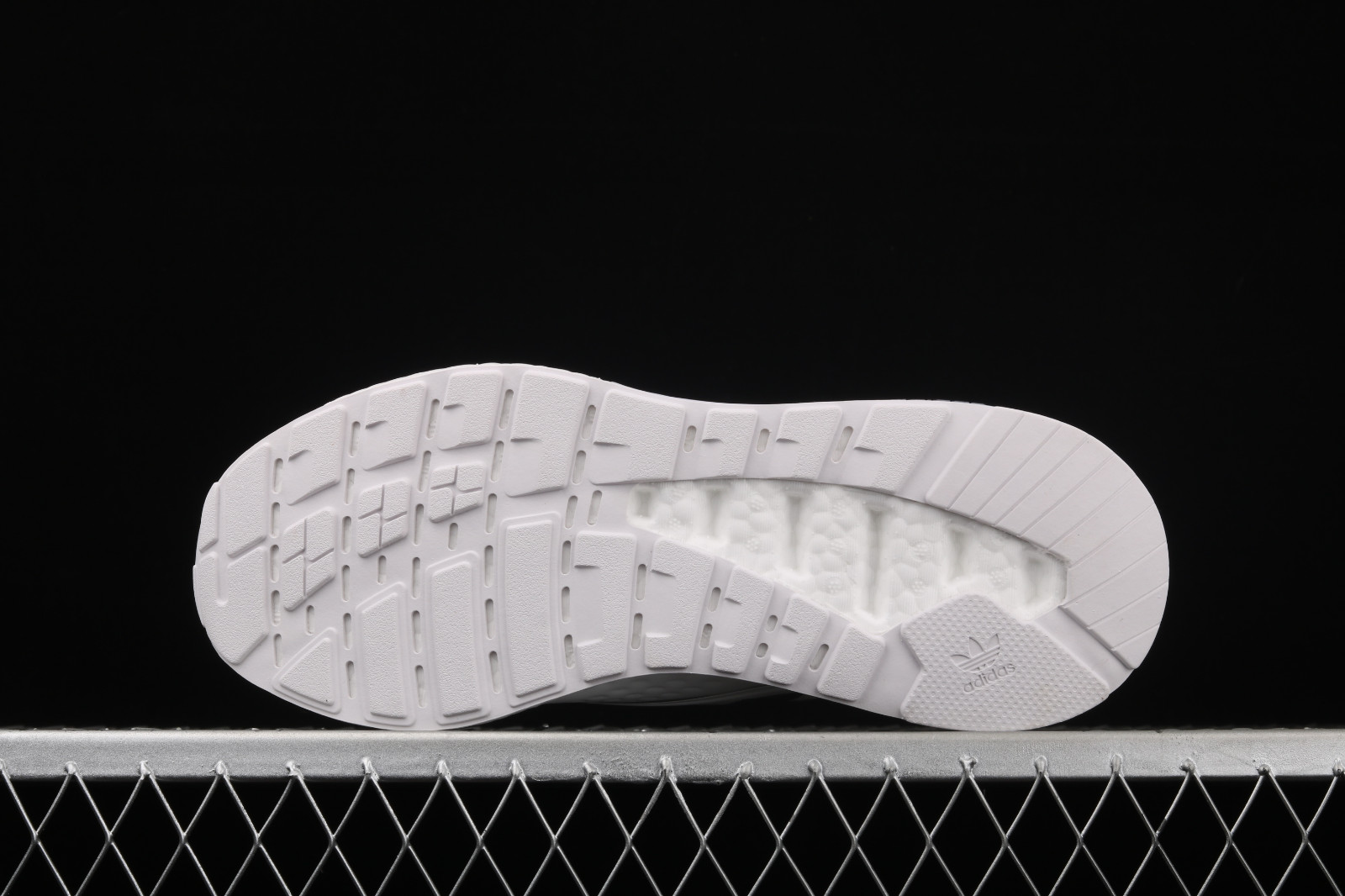 Monáe strapped into a set of platform sandals - Sepsale - Adidas ZX 2K  Boost White Iridescent Core Black Shoes FX8489