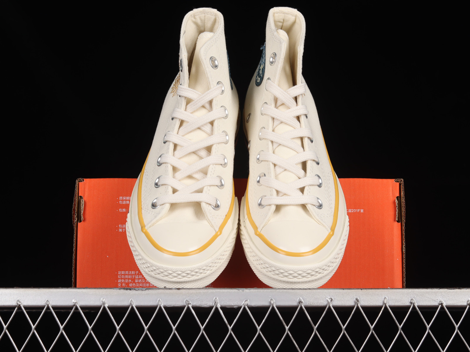 Converse white hotsell gold toe
