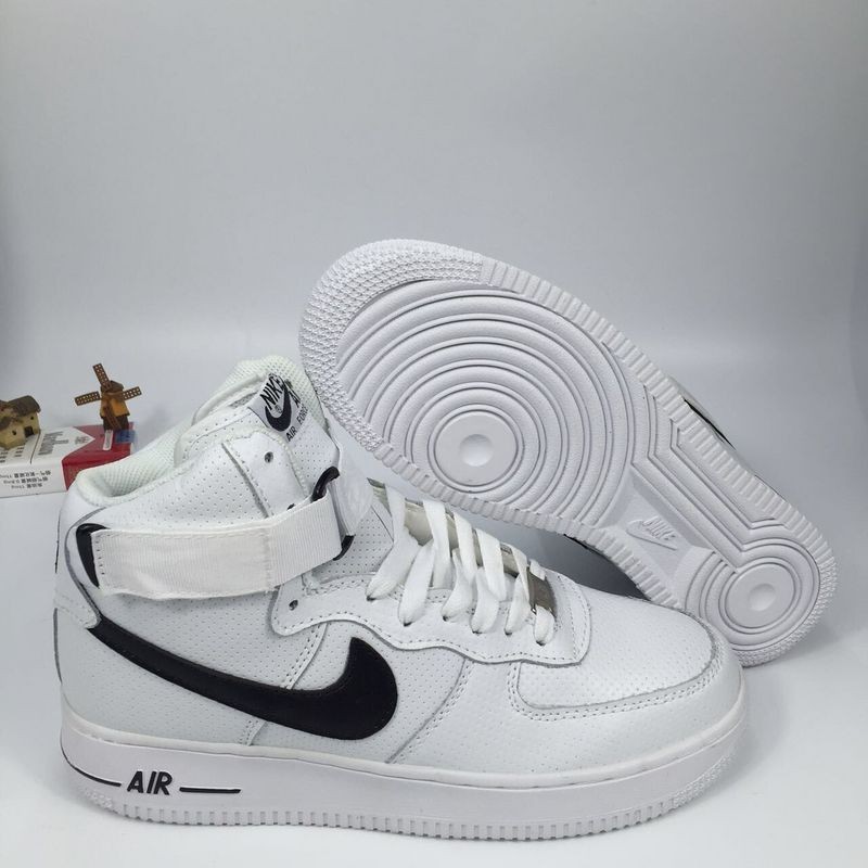 High white. Nike Air Force 1 High White Black White. Air Force 1 Black White. Найк АИР Форс 1 с наклейками с Зевсом. Nike Air Force 1 White and Black подделка.