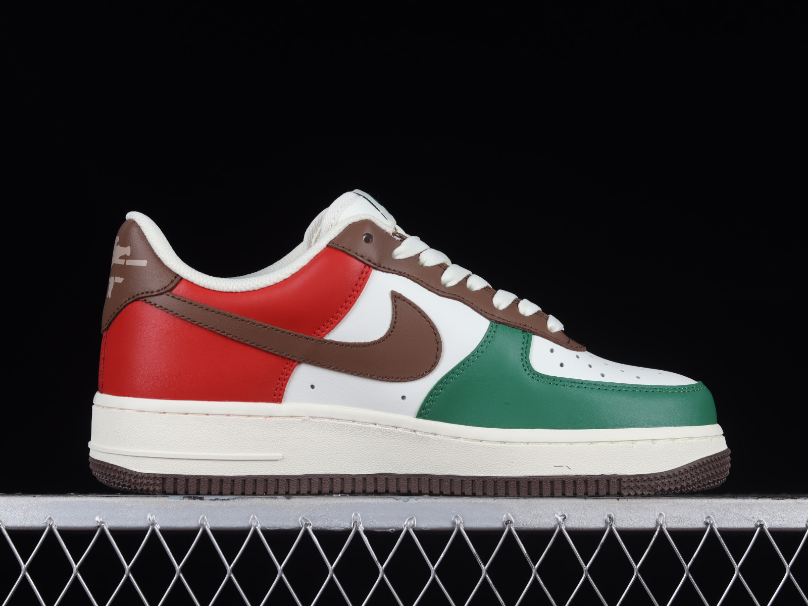 Nike air force 1 green and red deals