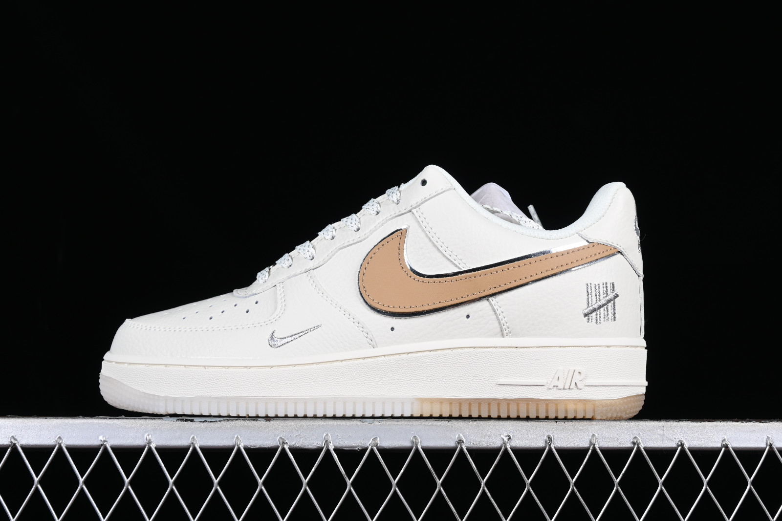 Nike air force 1 junior khaki top