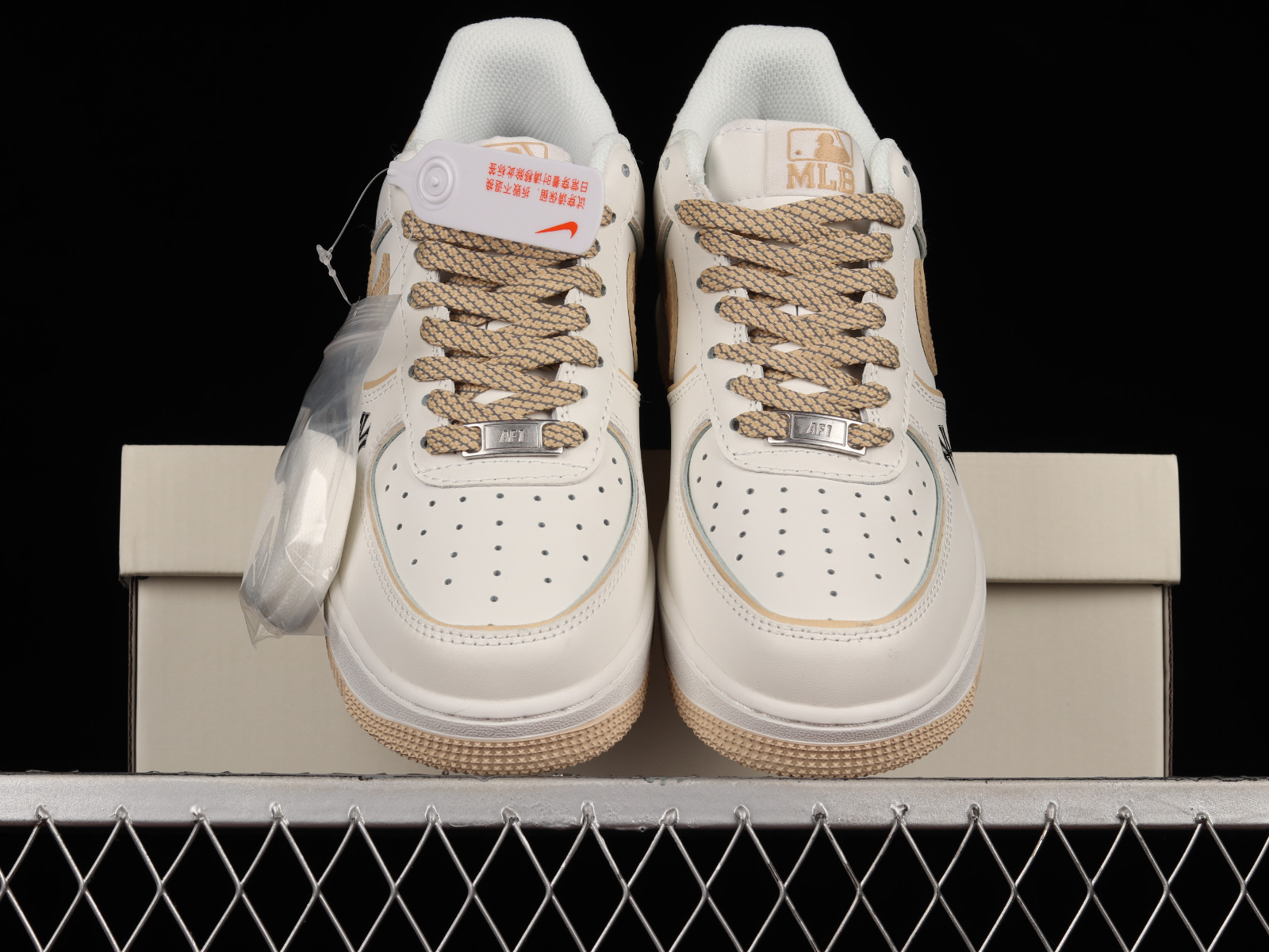 RvceShops - Зимние высокие кроссовки nike air jordan - Nike Nike Essentials  Hoodie van fleece zonder sluiting in gebroken wit White Light Brown BS8806  - 555