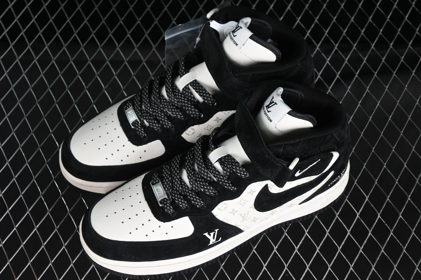 Nike zwart suede sales