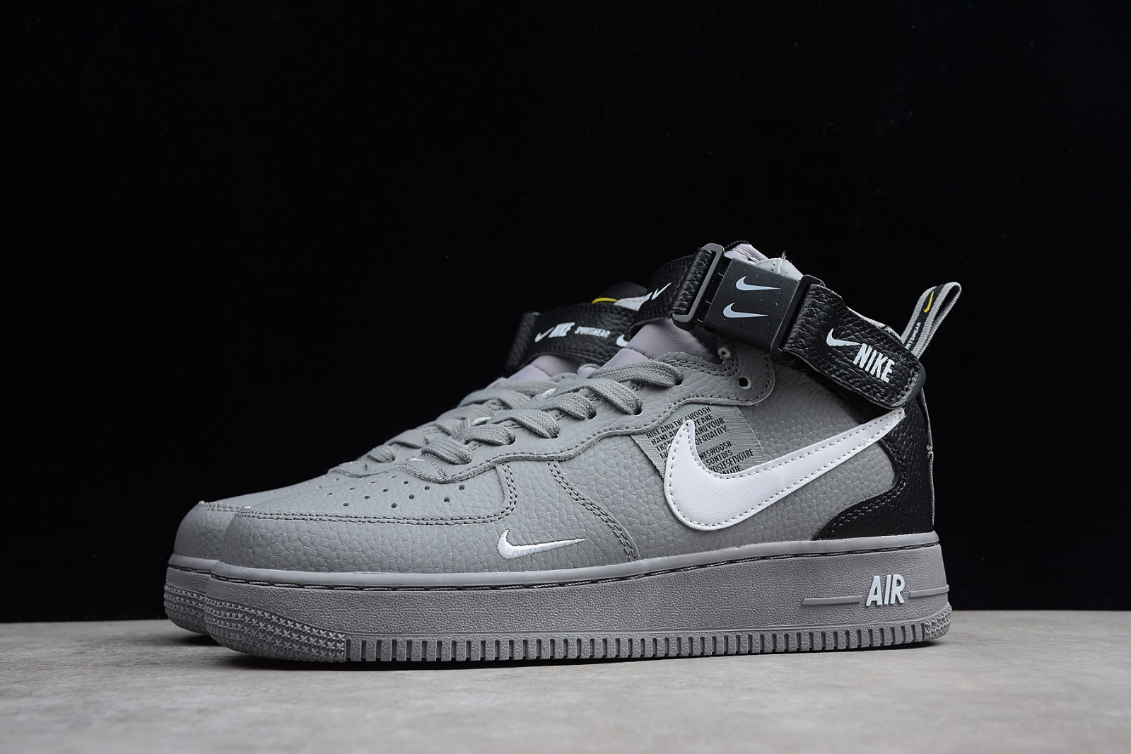 Air force 1 lv8 black utility top