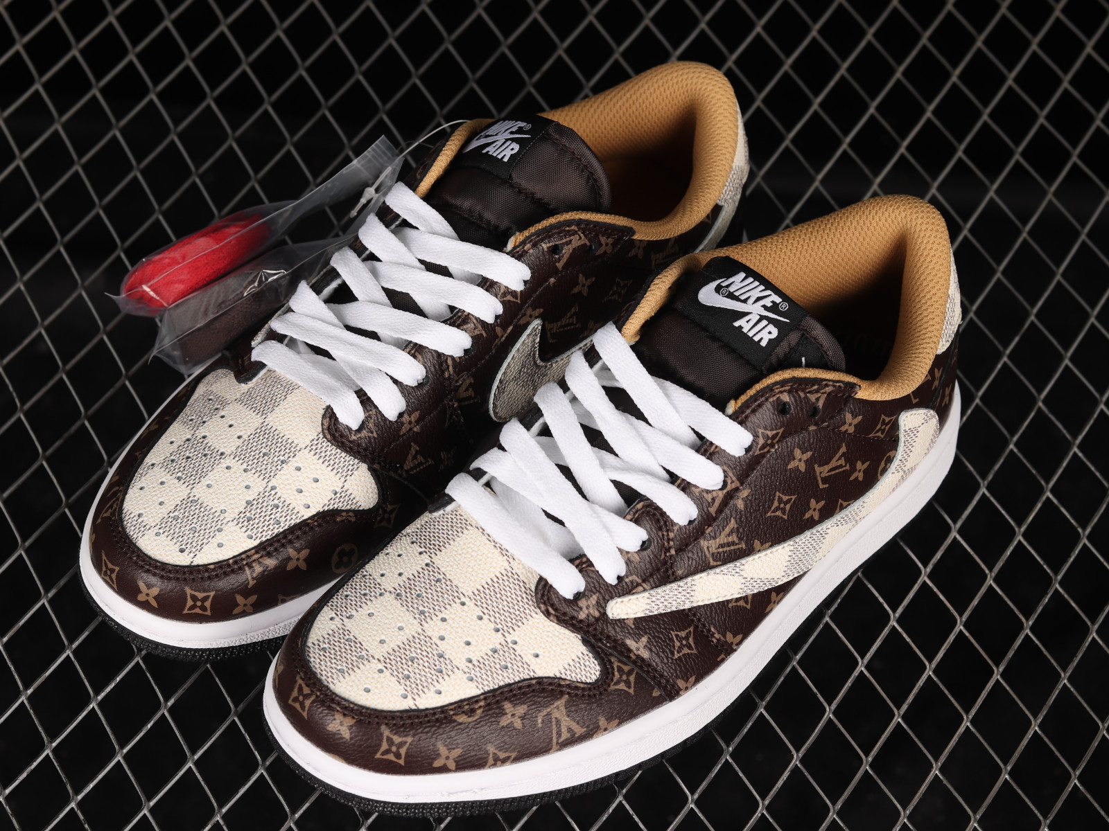 Travis Scott x Air Jordan 1 Low x Louis Vuitton…