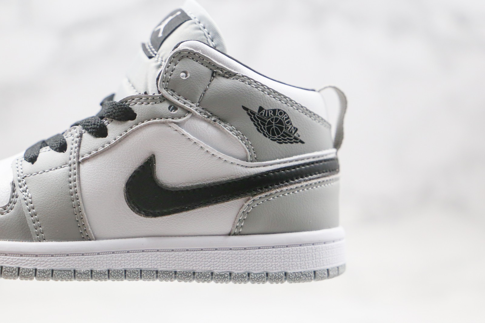 Nike Air Jordan 1 Retro Mid Light Smoke 