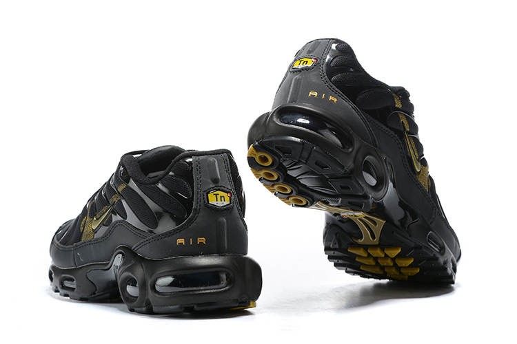 Nike air max plus men's black and hotsell gold