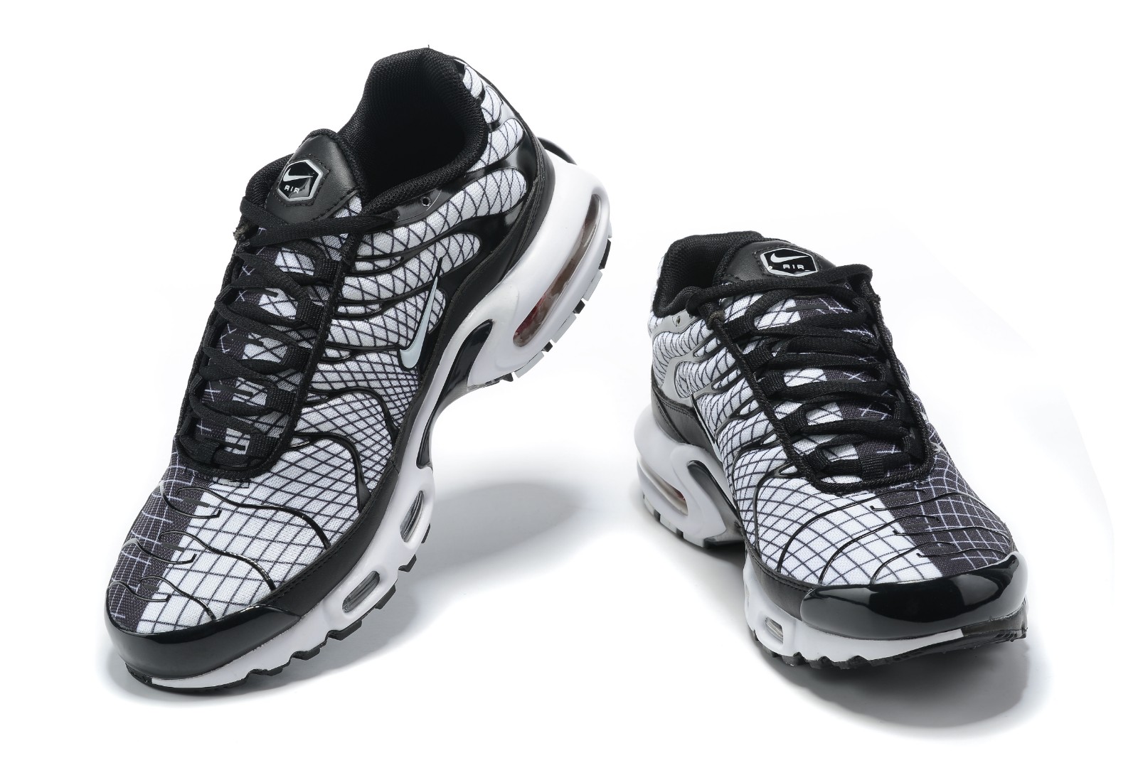 Nike air max plus tn se noir blanc 2025