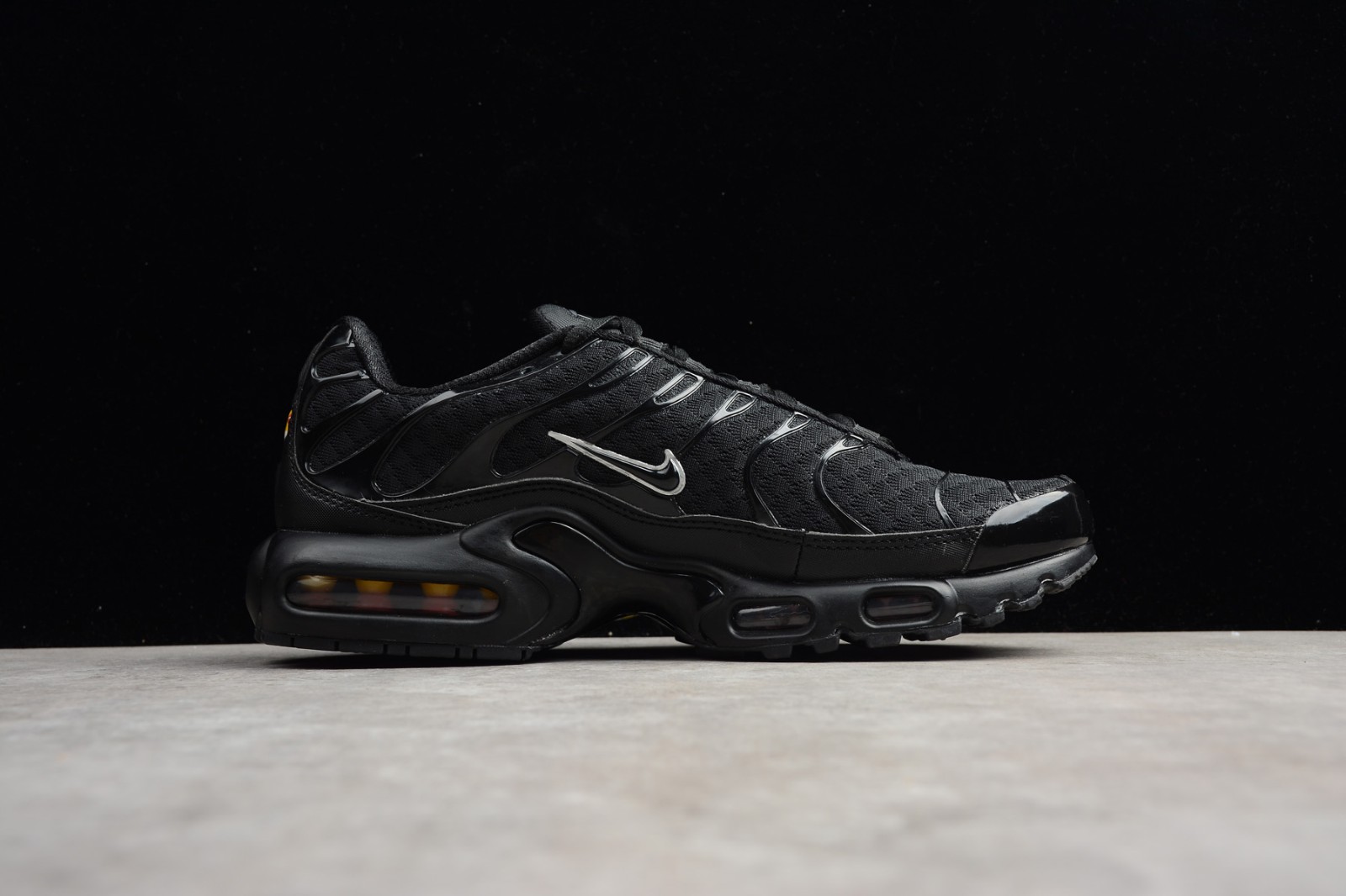 Air max plus online black and gold mens