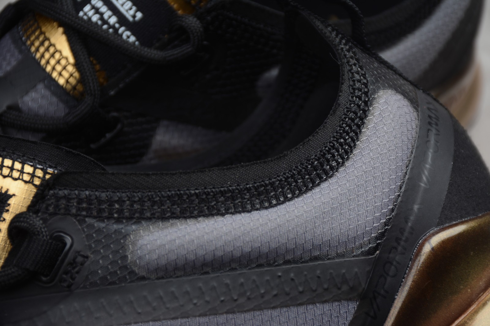 Air vapormax 2019 best sale black gold