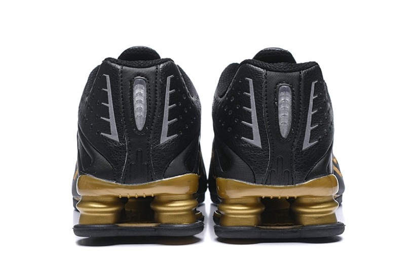 Nike shox r4 black gold sales