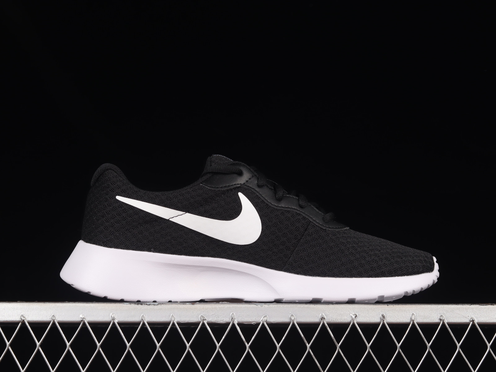 Nike tanjun best sale black white original