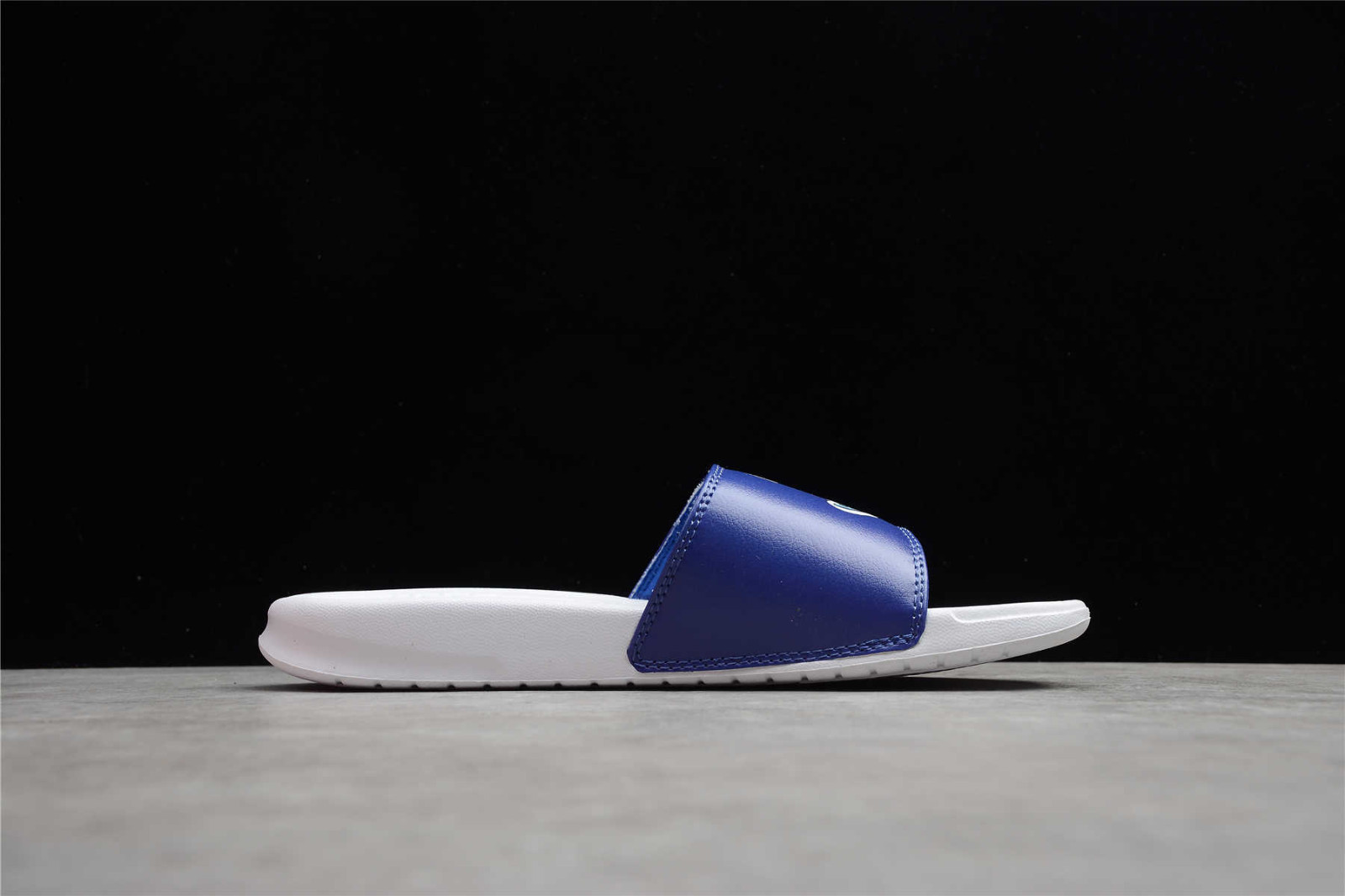 Nike benassi shop white and blue