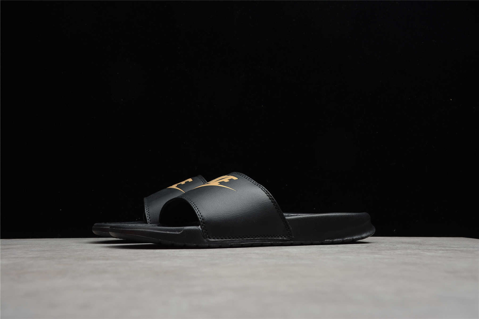 Nike benassi discount noir jordan