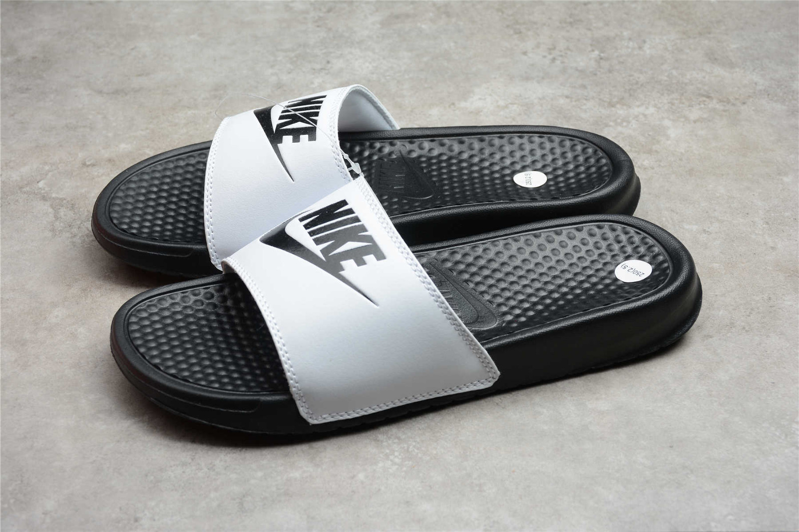 Nike benassi jdi white discount black