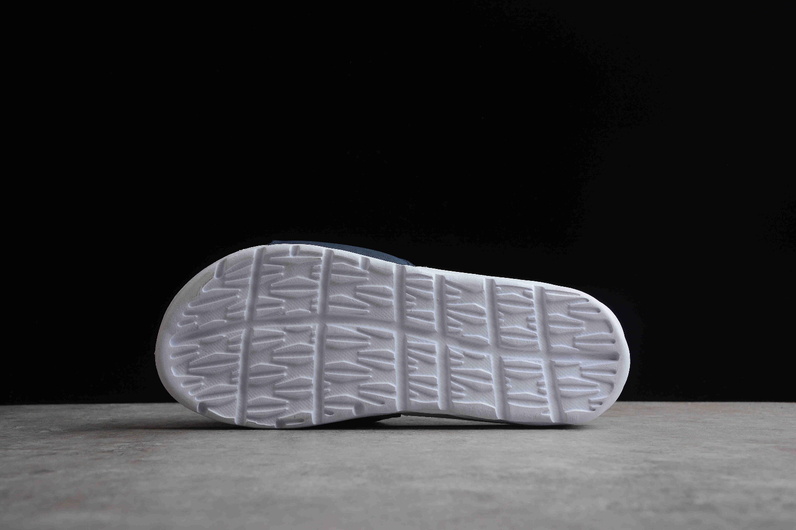 Nike benassi store navy blue