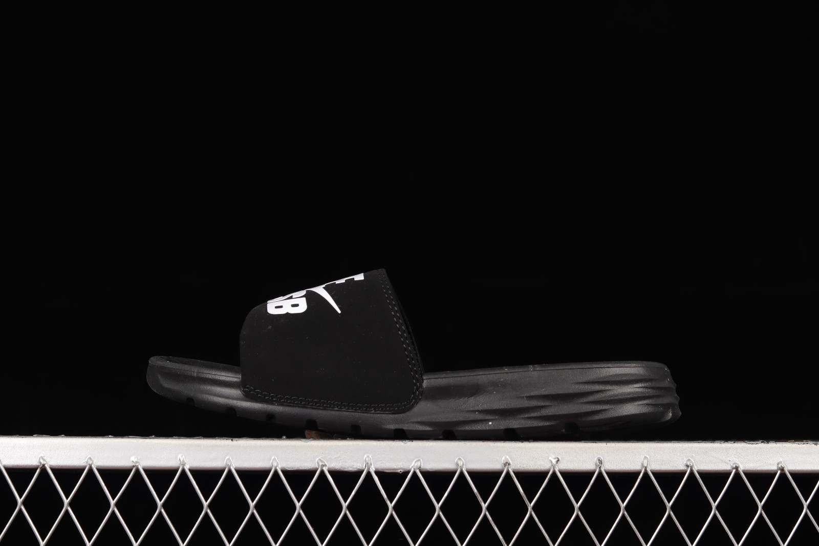 Nike benassi noir deals et blanc