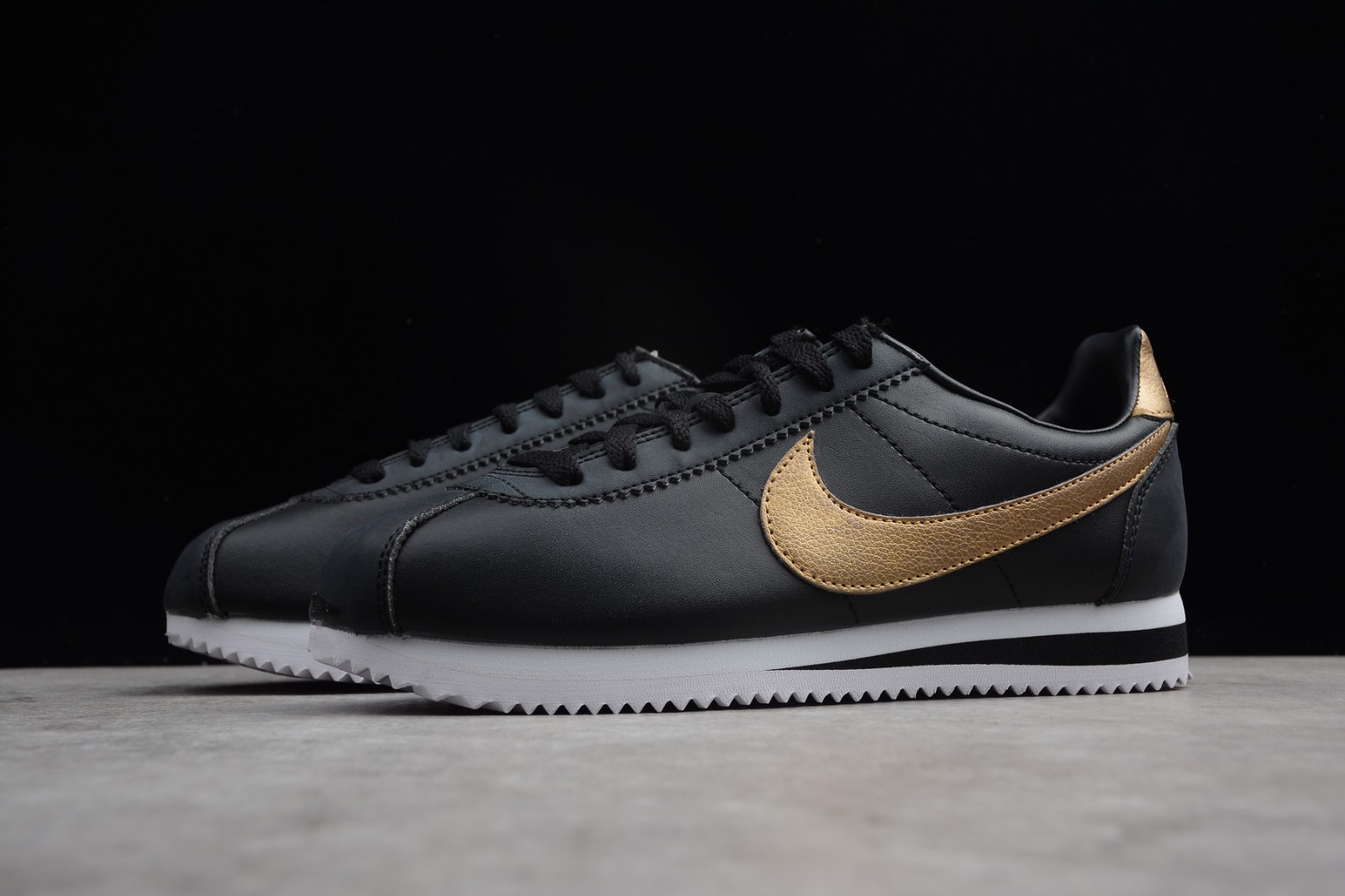Nike cortez se 2025 black and gold