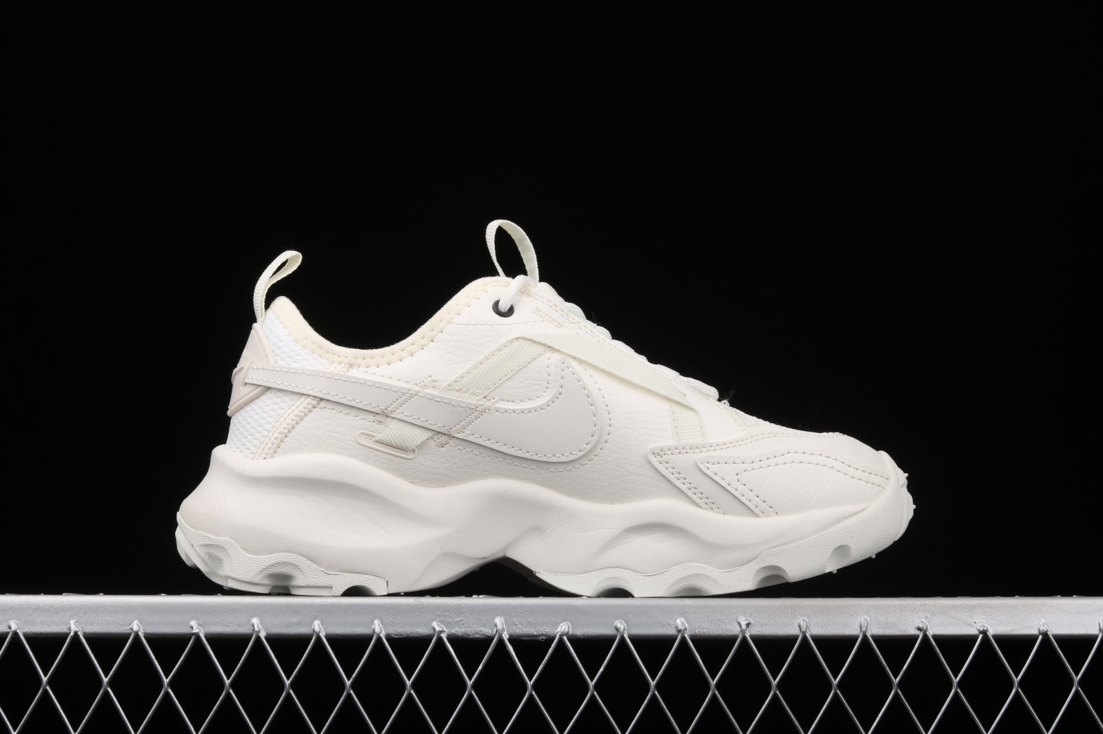 nike white tc 7900 sneakers
