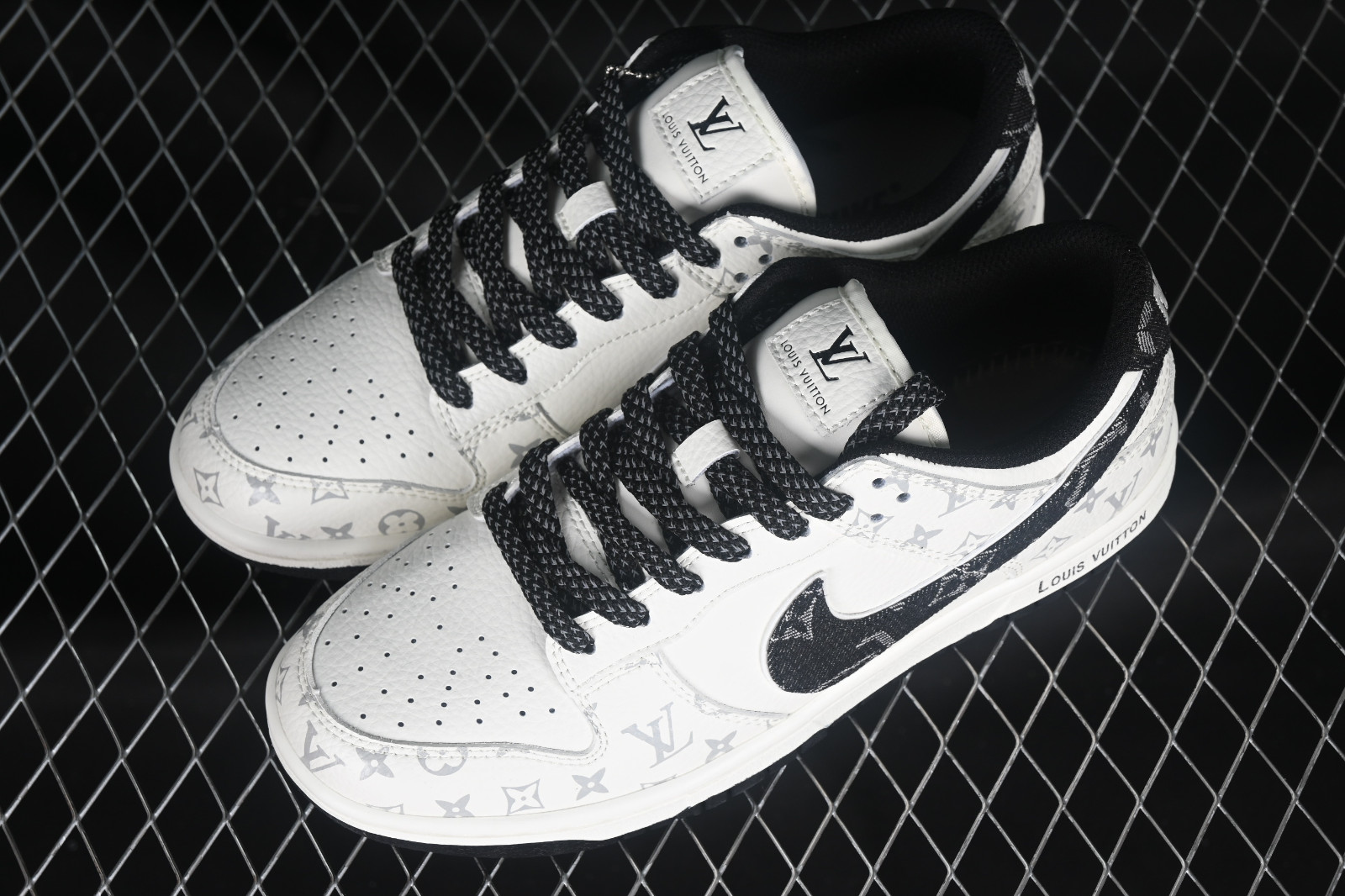 Nike Dunk SB Low 130 LV x Nike SB Dunk Low Bianche Nere