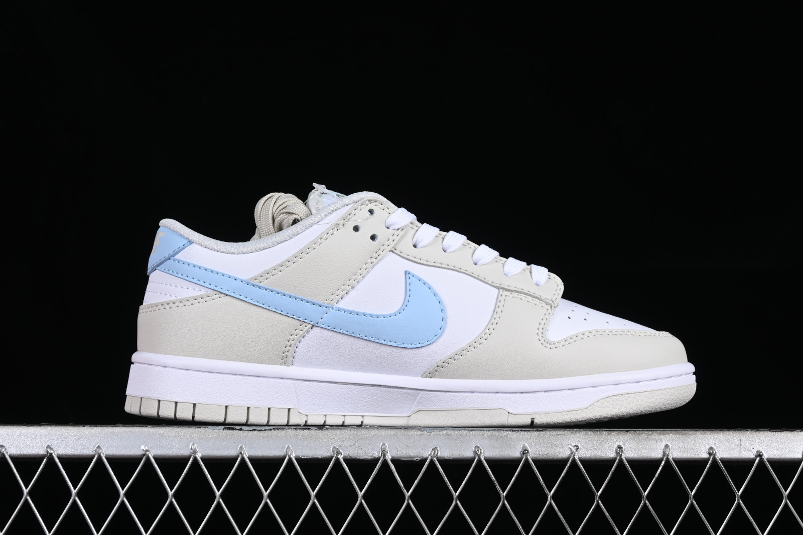 Nike sb dunk low light blue sales