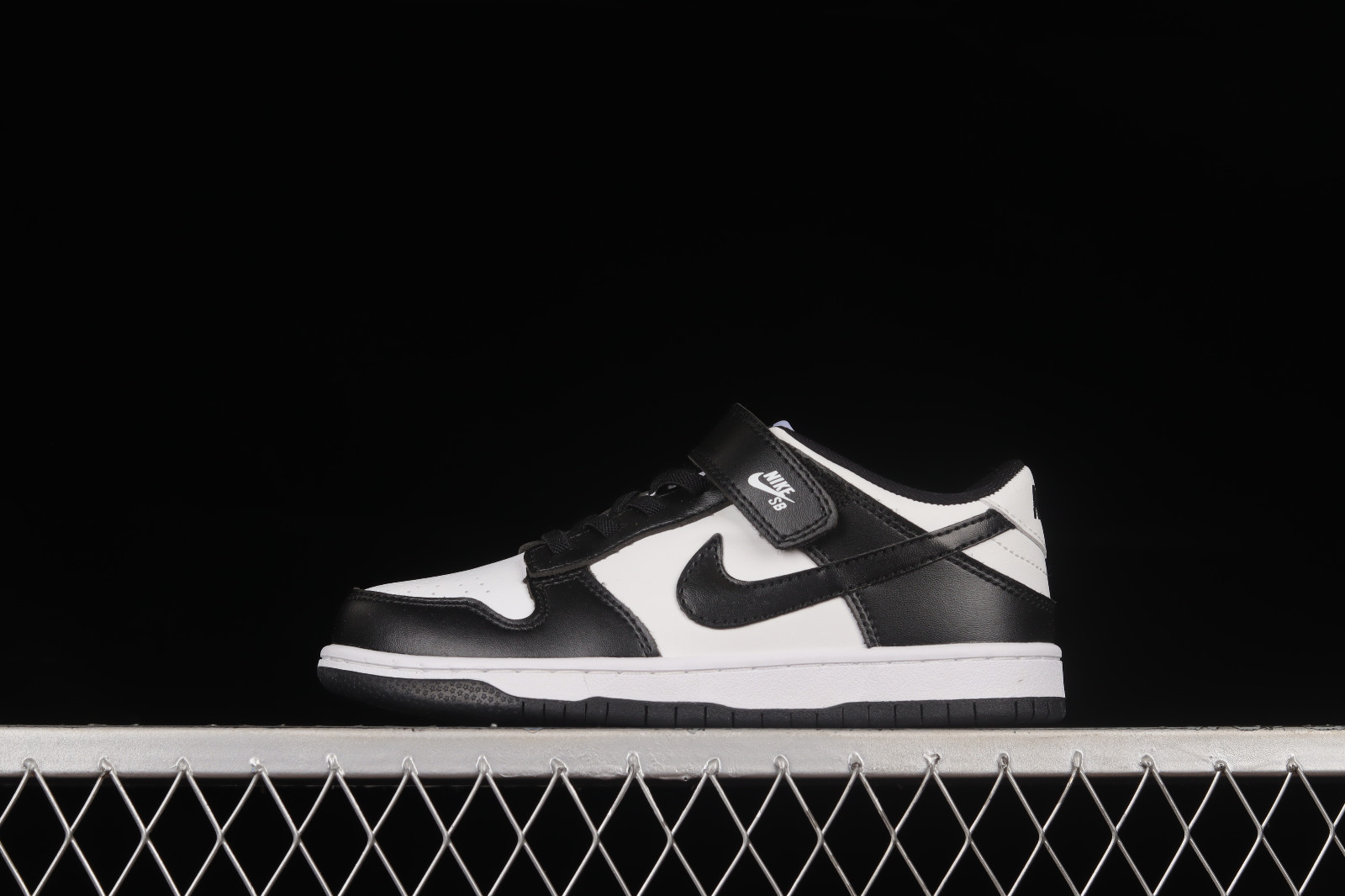 靴 NIKE SB DUNK LOW PRO BLACK/WHITE Nike SB Dunk Low Pro White - Black - Black – Black Sheep