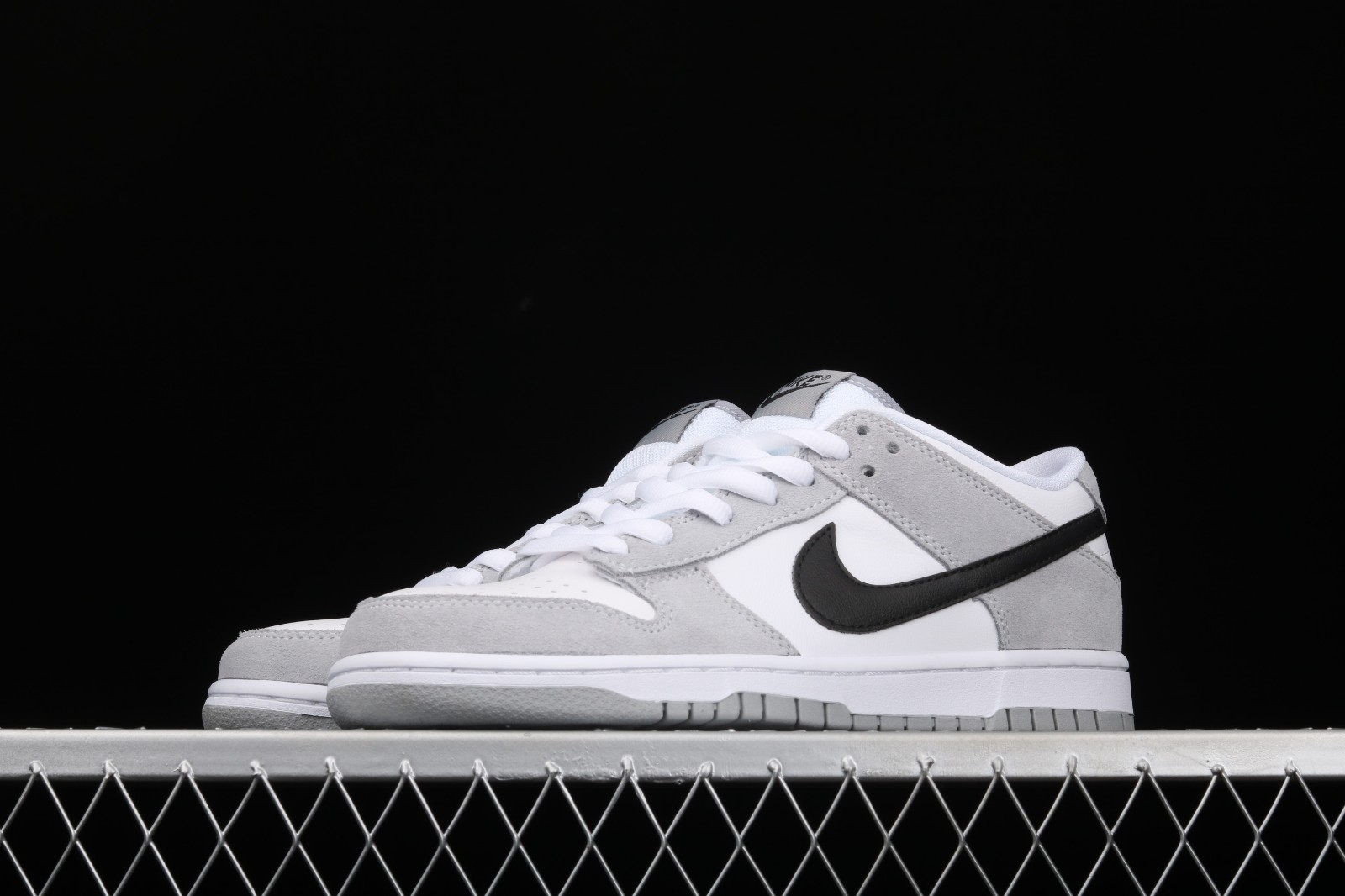 Nike sb grey and white clearance