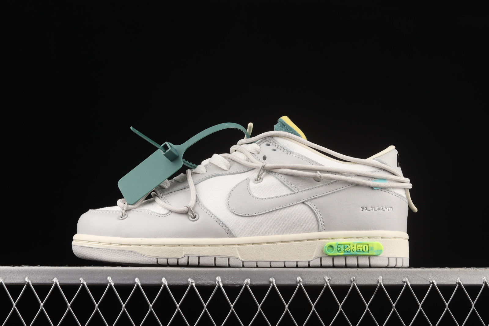 White x Nike SB Dunk Low Lot 42 of 50 Neutral Grey Light Bone DM1602 - 117  - RvceShops - Nike cotton mens short sleeve tee with reflective print - Off