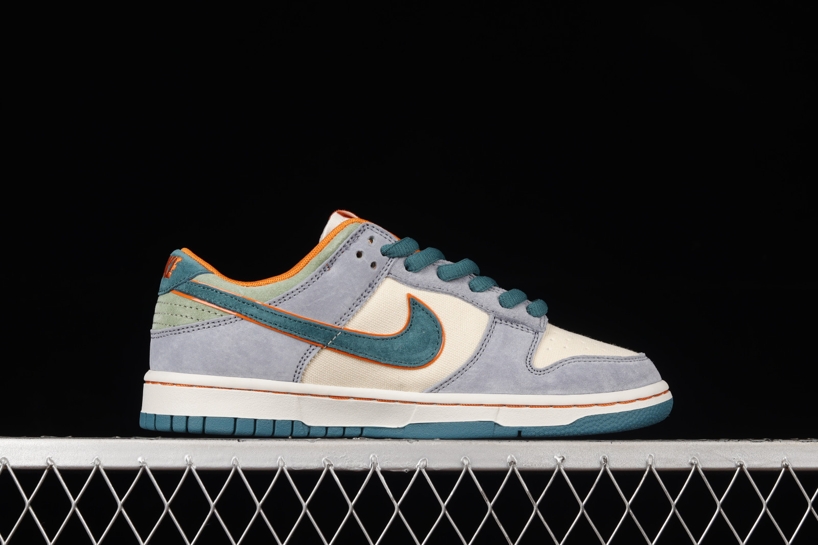Otomo Katsuhiro x Nike SB Dunk Low 
