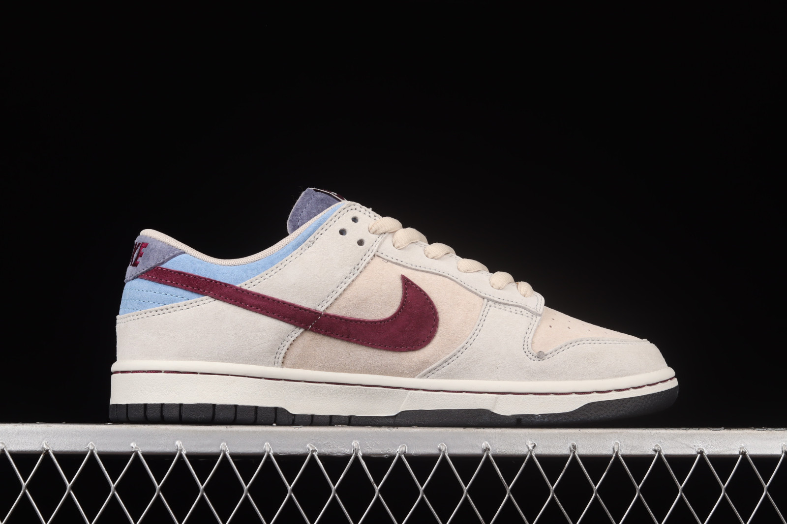 Otomo Katsuhiro x Nike footlocker SB 
