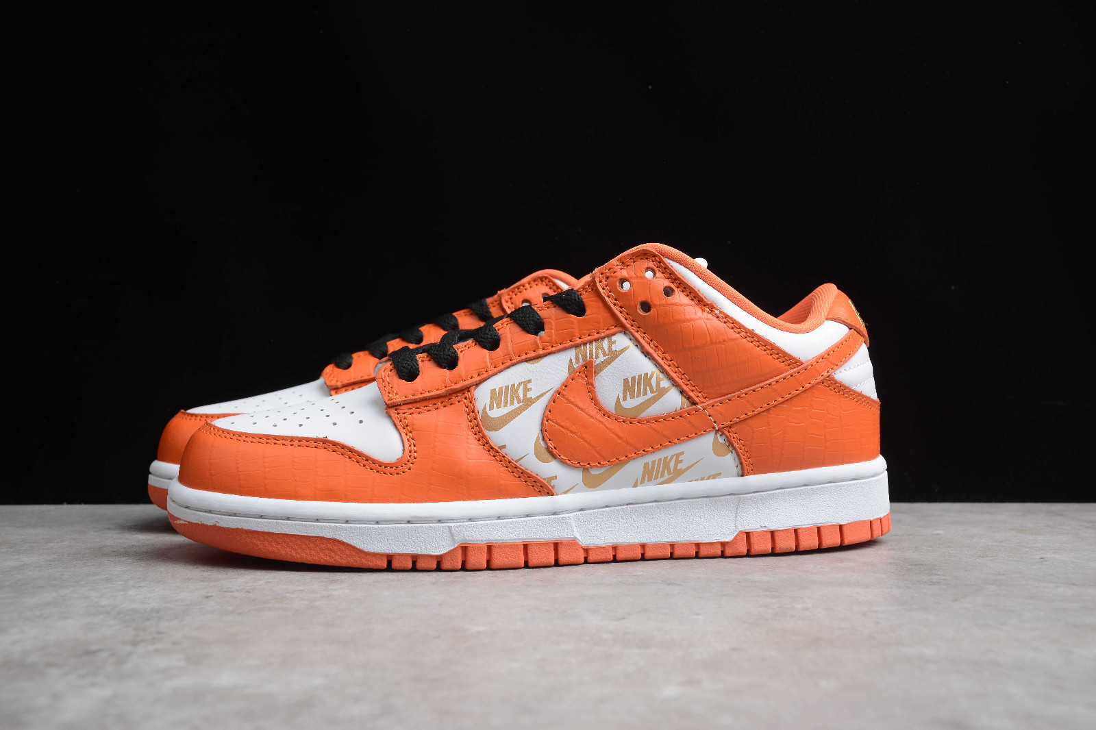 Stockx supreme dunk low hotsell