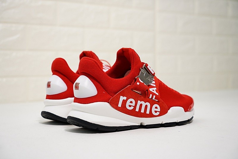 Nike sock dart x supreme store
