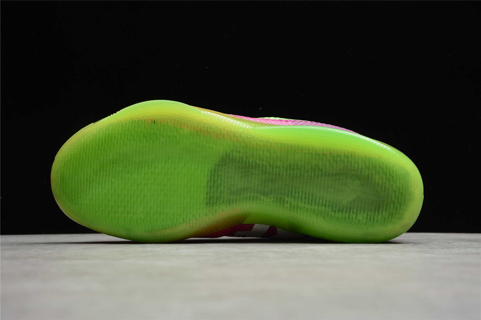 Kobe 11 EP Nike Zoom Kobe 11 EP Mambacurial Pink Flash Action