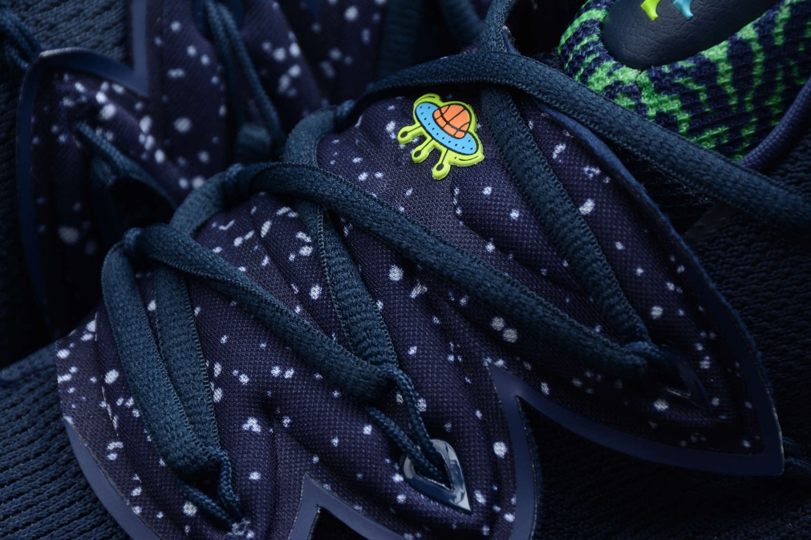 Kyrie 5 ufo discount shoes