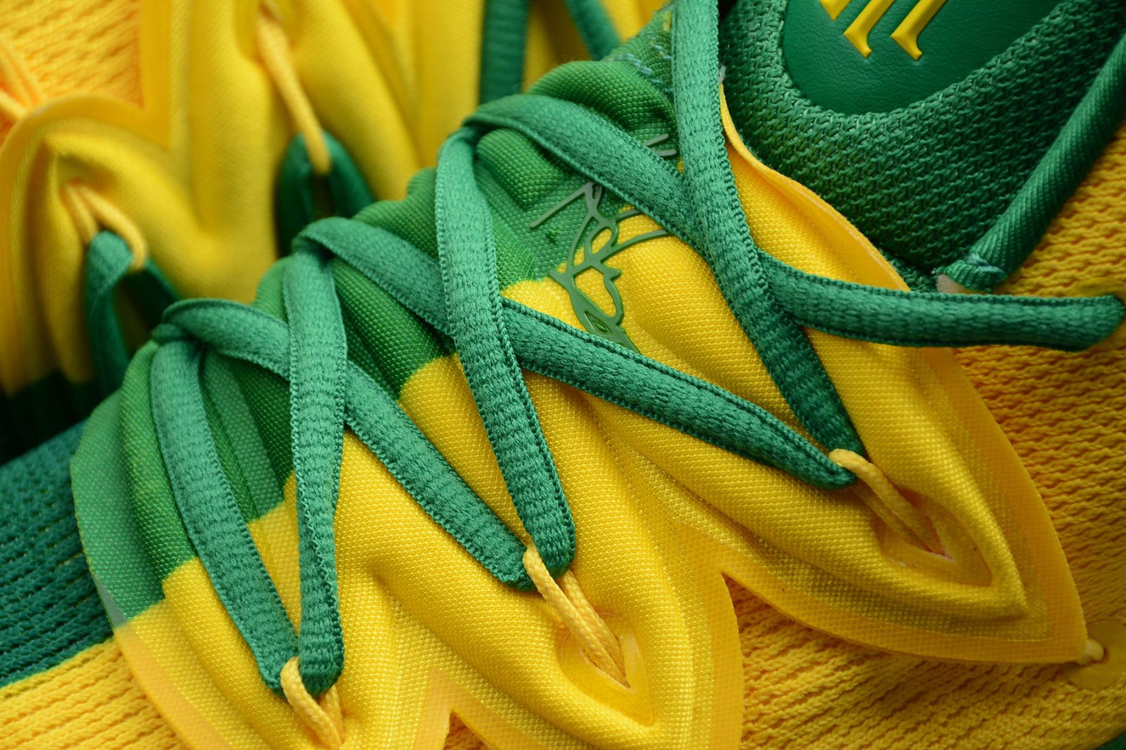 Dark green sale basketball shoes