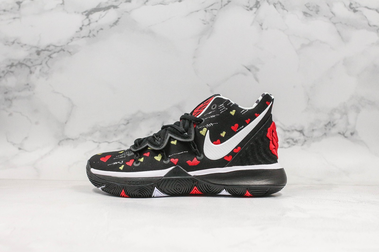 Nike Kyrie 5 黒/赤 スニーカー　24㎝ Nike Kyrie 5 Bred Sneakers Size 11 Mens Red Black AO2918-600
