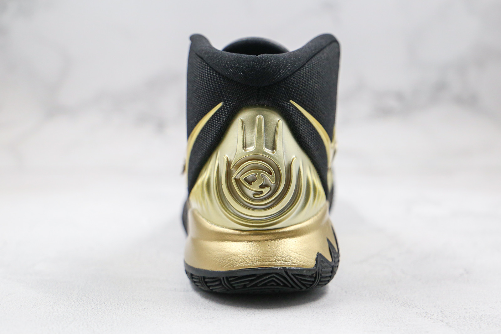 Kyrie 5 preto e dourado 2025